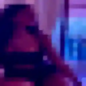 Naomi, 22 ans, connectée à Courcebœufs pour un plan cul
