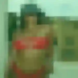 Celia, femme de 25 ans propose plan cul à Moux